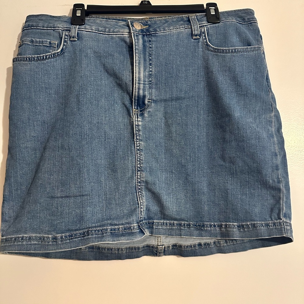 Lee Skort